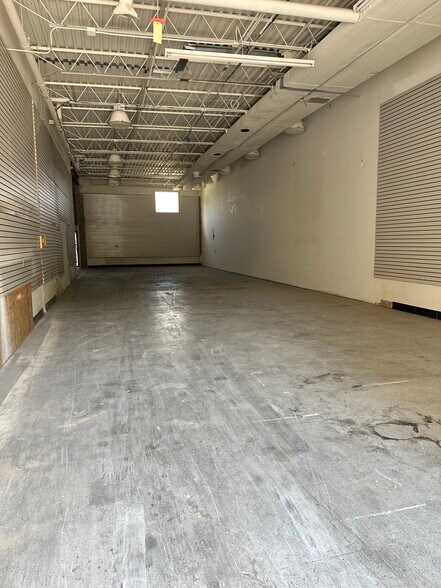 42120 Garfield Rd, Clinton Township, MI for lease - Interior Photo - Image 3 of 5