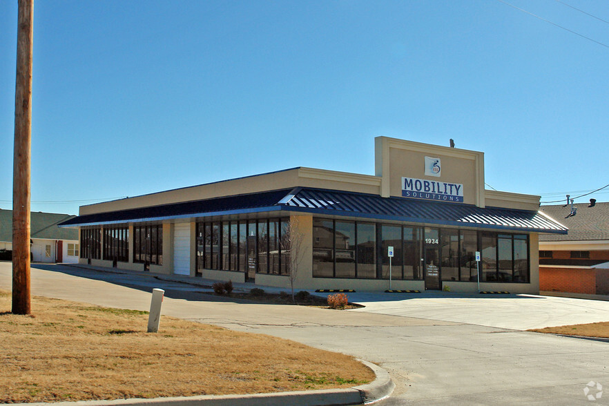 1934 N Broadway St, Moore, OK for lease - Building Photo - Image 1 of 12