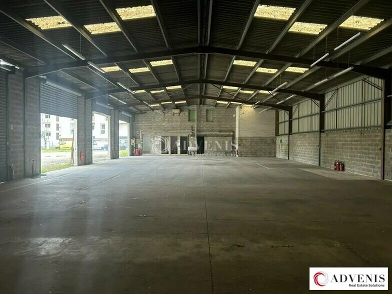 Flex in Cenon for lease - Building Photo - Image 2 of 9