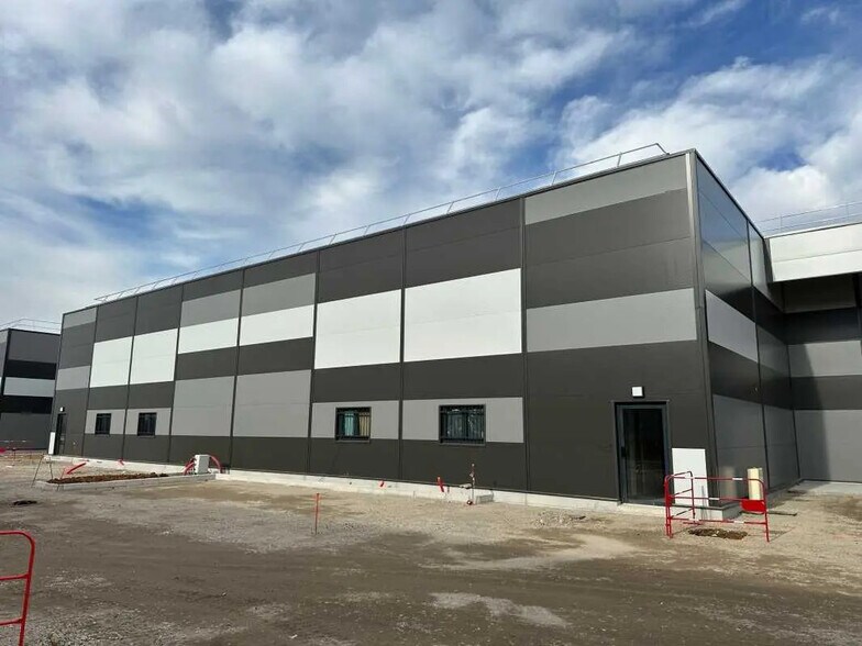 Office in Janneyrias for lease - Building Photo - Image 1 of 15