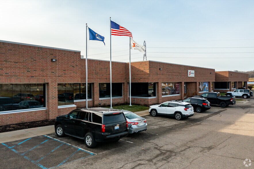 39675 MacKenzie Dr, Novi, MI for lease - Building Photo - Image 3 of 7