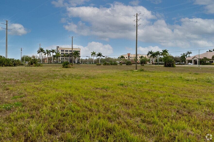 5244 Summerlin Commons Way, Fort Myers, FL for lease - Building Photo - Image 1 of 5