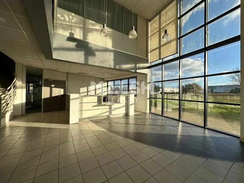 Office in Miribel for lease - Building Photo - Image 2 of 26