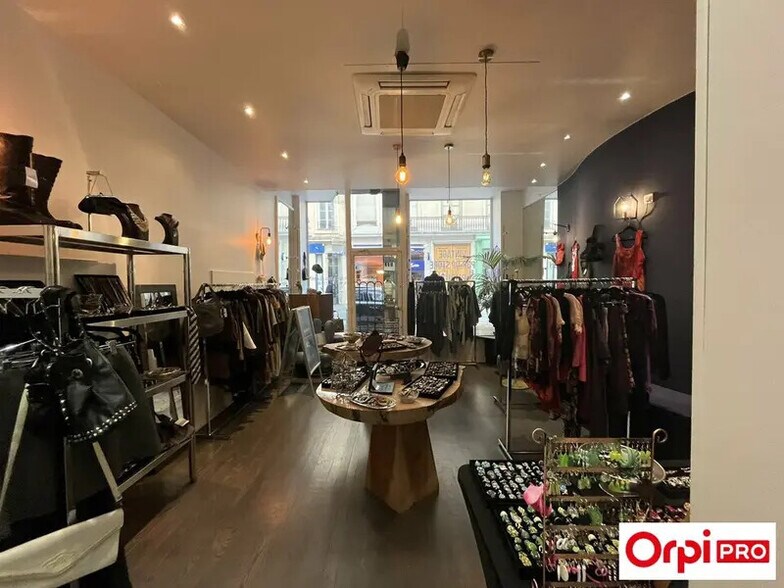 Retail in Lyon for lease - Building Photo - Image 3 of 7