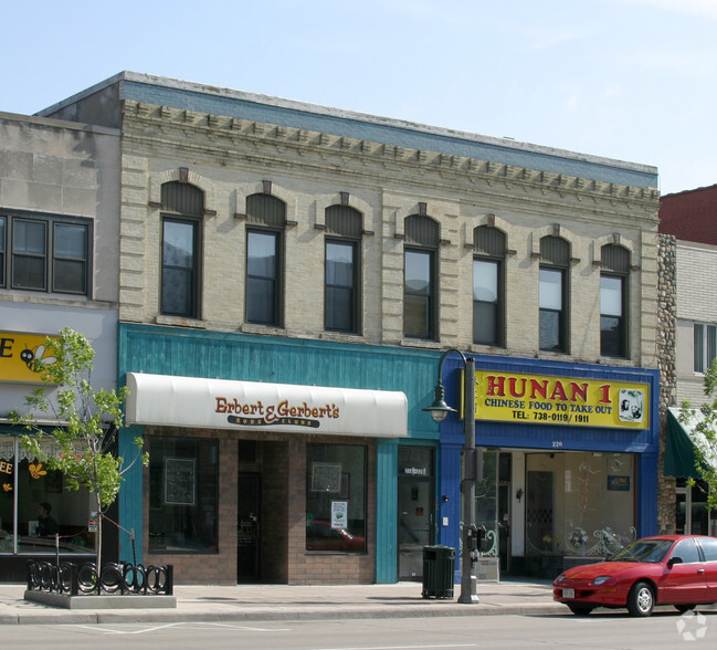 218-220 E College Ave, Appleton, WI for lease - Primary Photo - Image 1 of 1