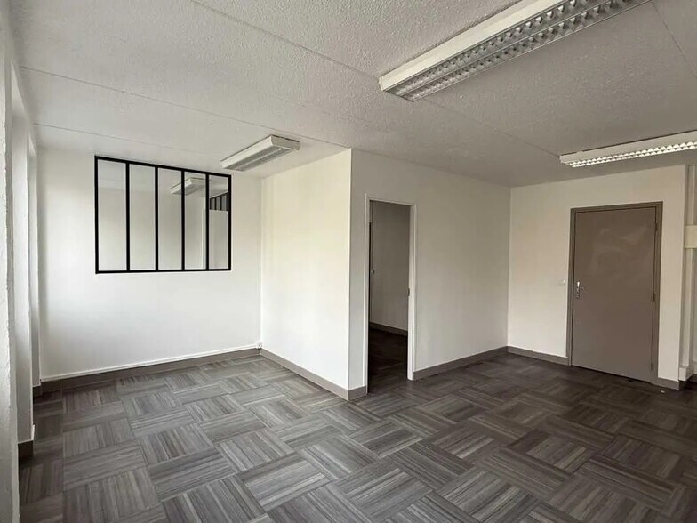 Office in Créteil for lease - Interior Photo - Image 3 of 5