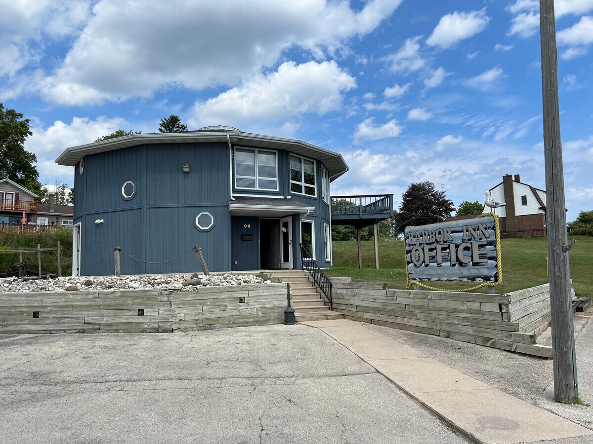 99 Michigan St, Algoma, WI 54201