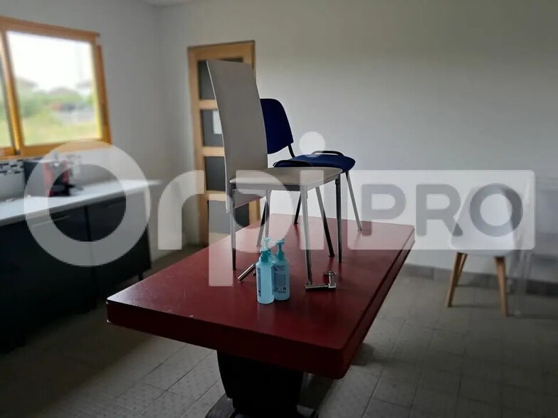 Office in Domérat for lease - Interior Photo - Image 3 of 8