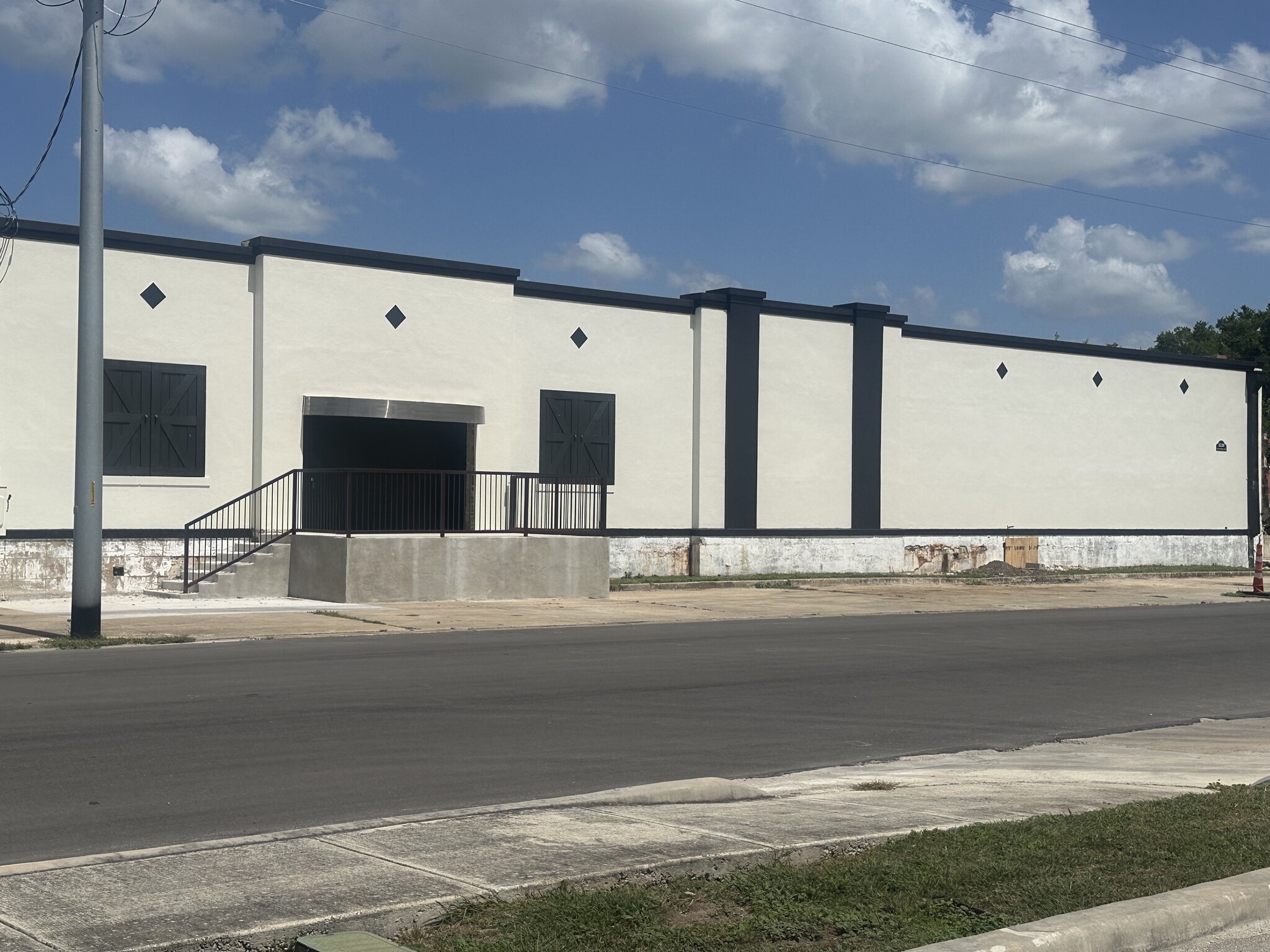 1115 N Bowie St, Seguin, TX for lease Building Photo- Image 1 of 6