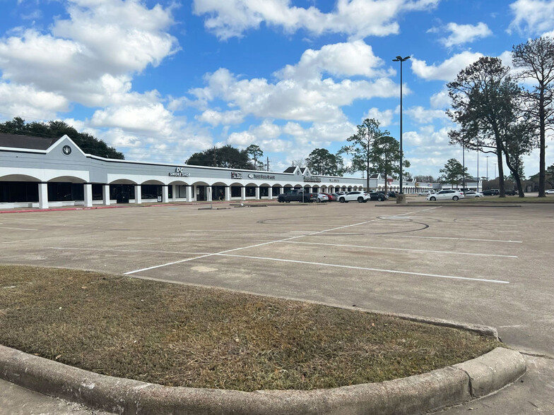 351-403 Greens Rd, Houston, TX for lease - Building Photo - Image 1 of 11