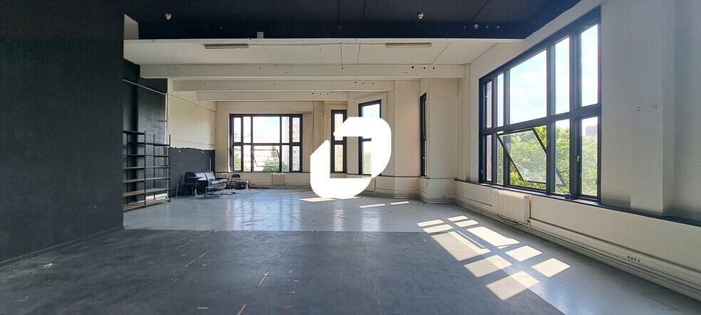 Flex in Paris for lease - Building Photo - Image 1 of 15
