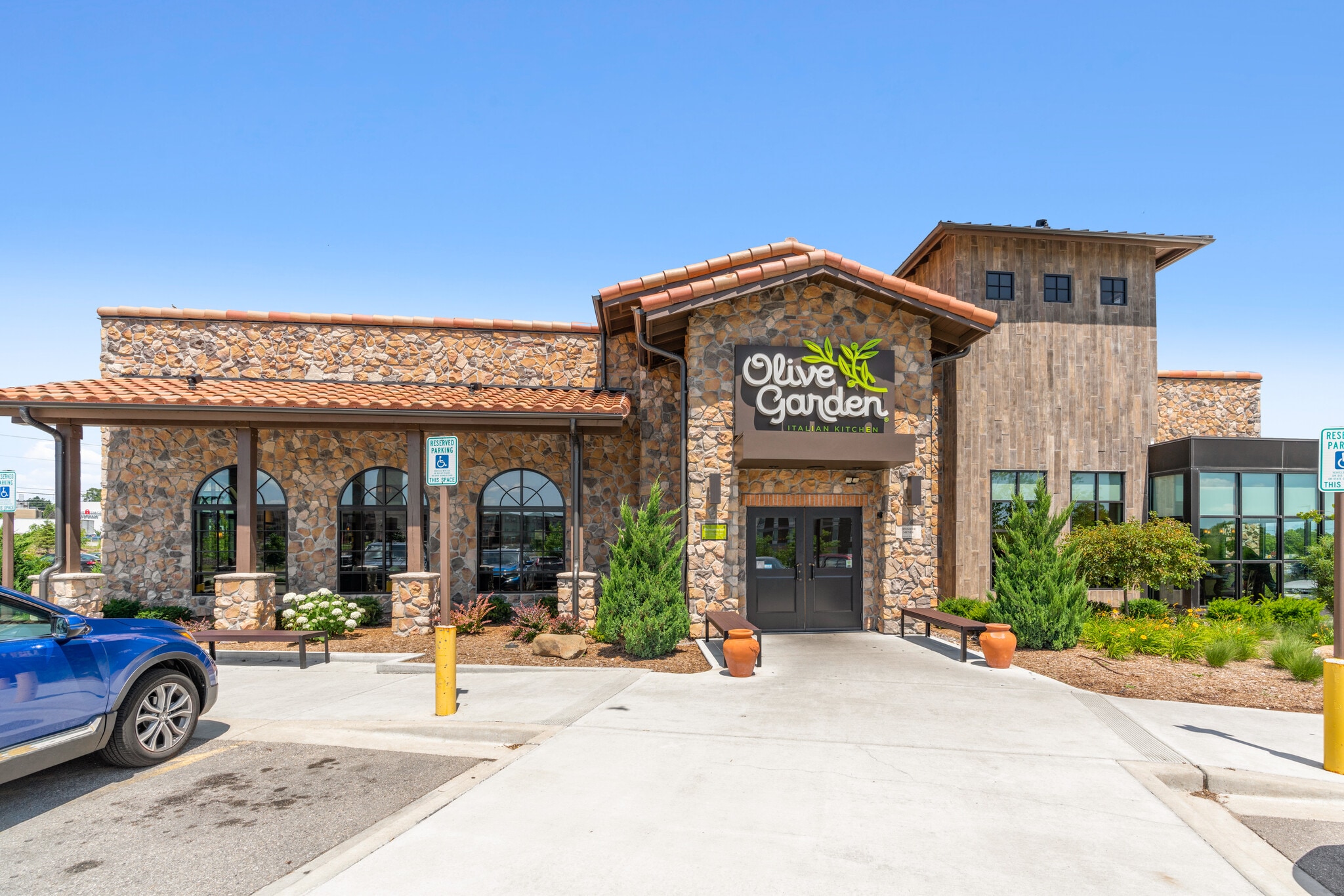 N 91 W15848 Falls Parkway, Menomonee Falls, WI 53051 - Olive Garden