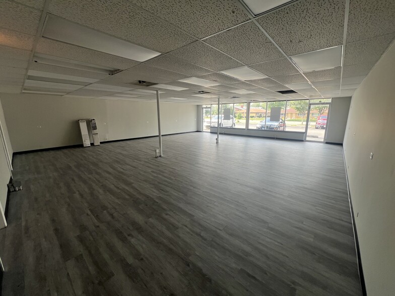 35-101 E Fullerton Ave, Addison, IL for lease - Interior Photo - Image 1 of 7