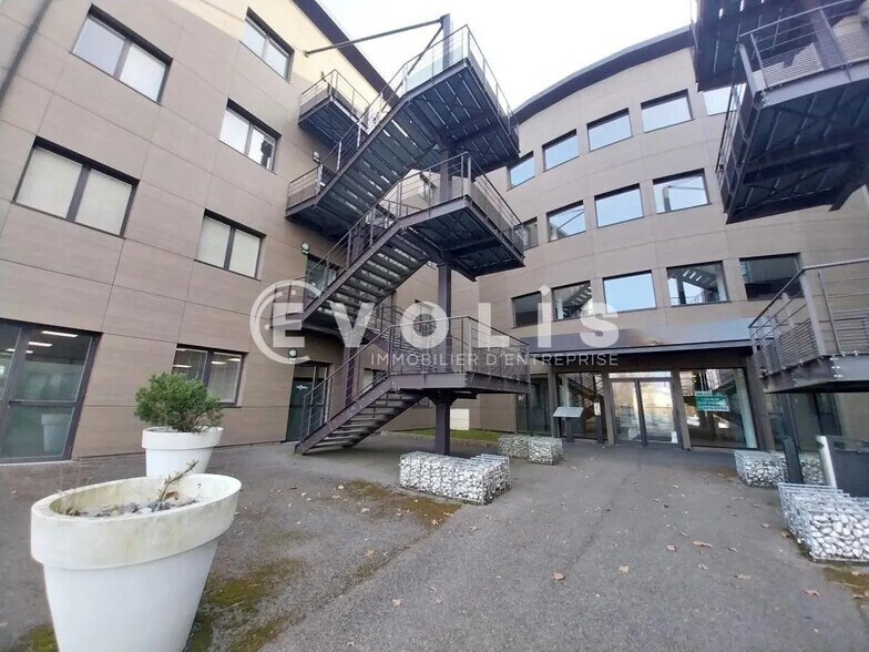 Office in Bourgoin-Jallieu for lease - Building Photo - Image 1 of 12