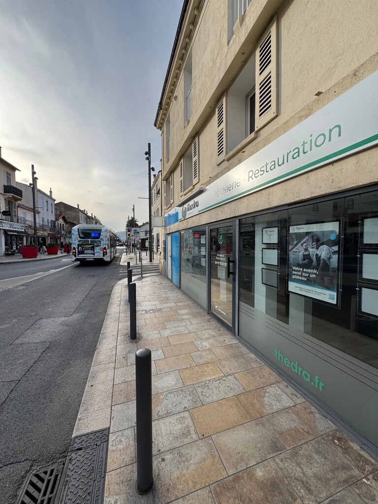 Location Commerce 140 m² - Photo 1