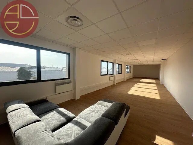 Industrial in Launaguet for lease - Building Photo - Image 2 of 8