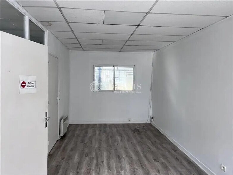 Flex in Chassieu for lease - Interior Photo - Image 2 of 2