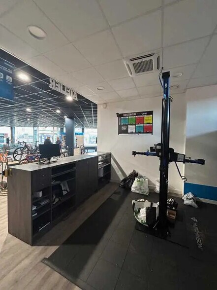 Retail in Saint-Quentin for lease - Building Photo - Image 3 of 11
