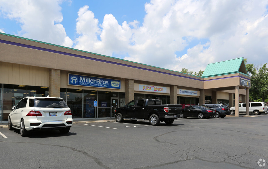 9717-9731 Montgomery Rd, Cincinnati, OH for lease - Building Photo - Image 3 of 5