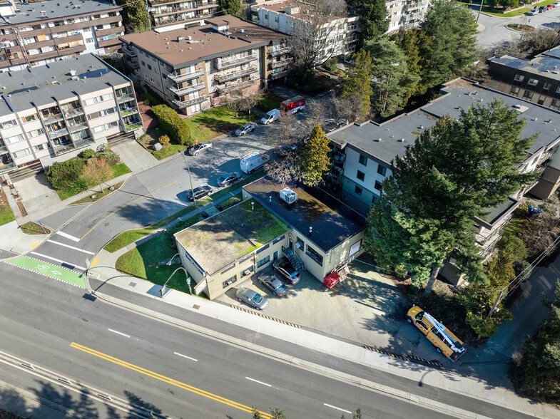 339 2nd St W, North Vancouver, BC for sale - Building Photo - Image 2 of 2