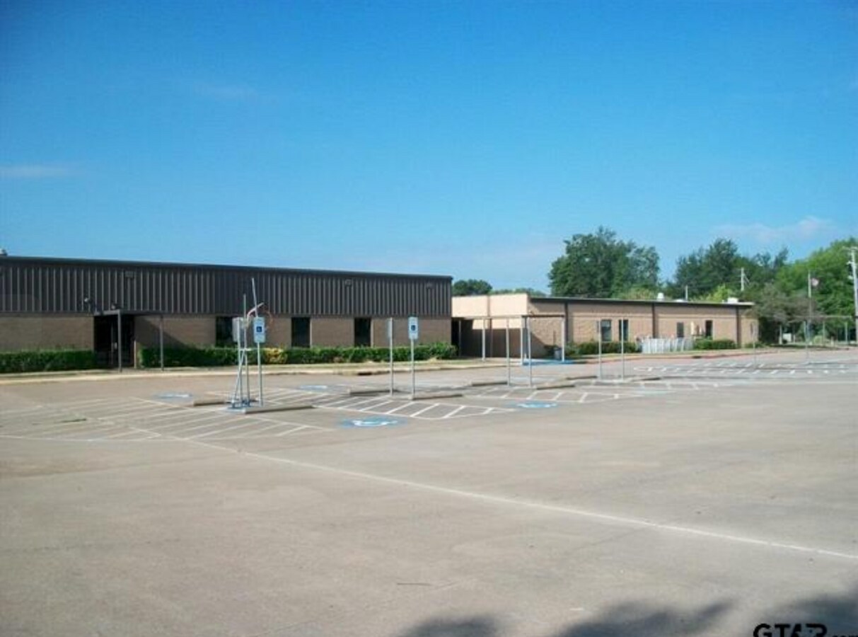 214 School, Winfield, TX 75493
