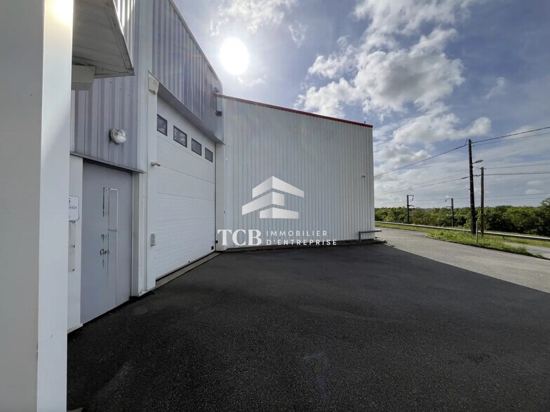 Flex in Couëron for sale - Building Photo - Image 2 of 12