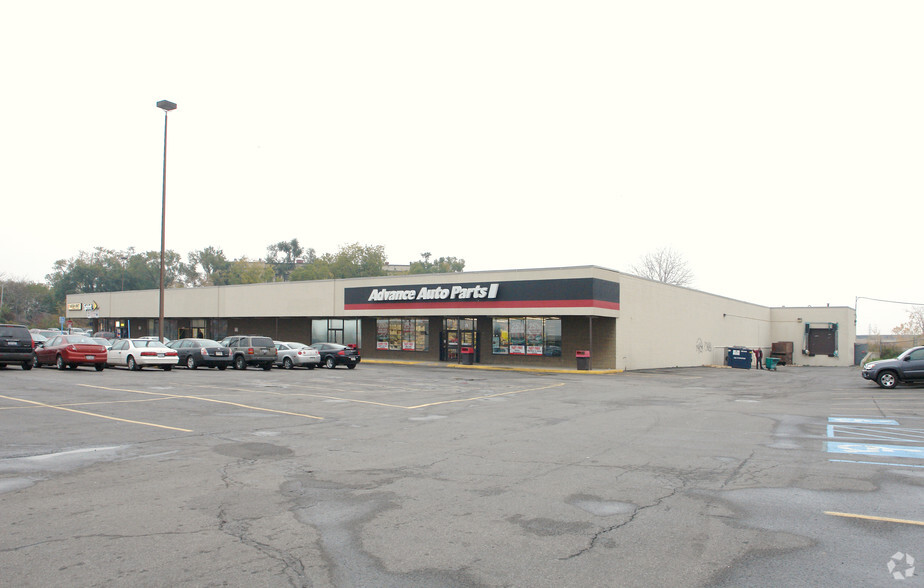 The Niagara & Ontario Plaza portfolio of 2 properties for sale on LoopNet.com - Building Photo - Image 3 of 3