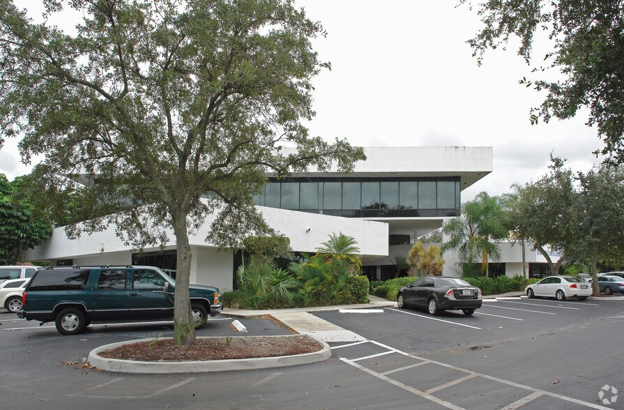 8100 N University Dr, Tamarac, FL for sale - Primary Photo - Image 1 of 1