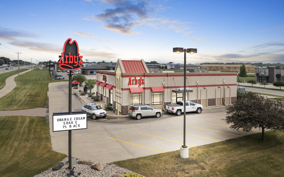 4841 S 27th St, Greenfield, WI 53221