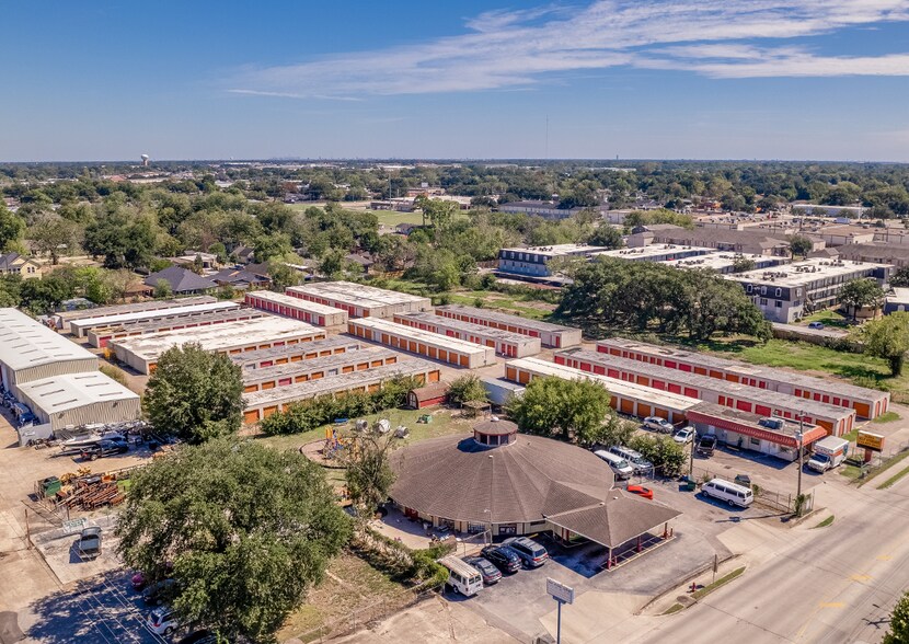 1009 Burke Rd, Pasadena, TX 77506