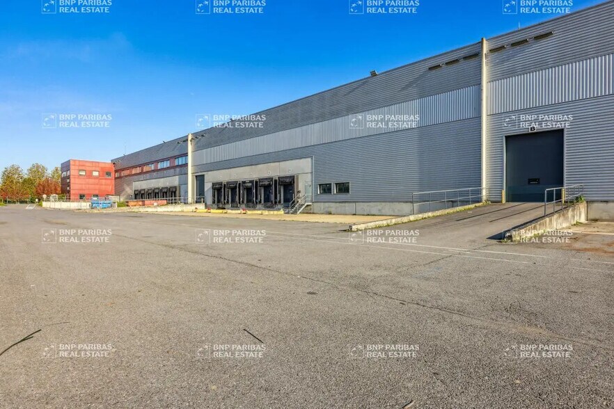 Industrial in Brie-Comte-Robert for lease - Building Photo - Image 2 of 8