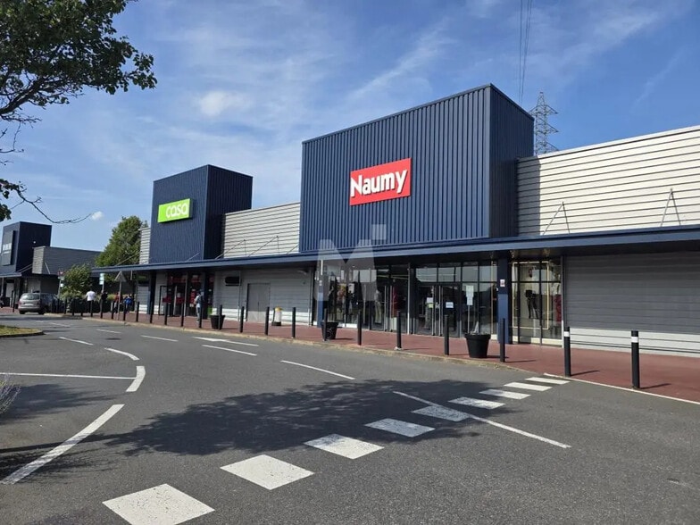 Retail in Corbeil-Essonnes for lease - Building Photo - Image 2 of 9