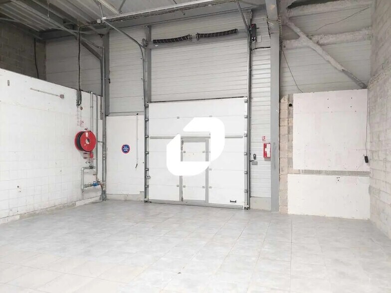 Retail in Maurepas for lease - Interior Photo - Image 3 of 11