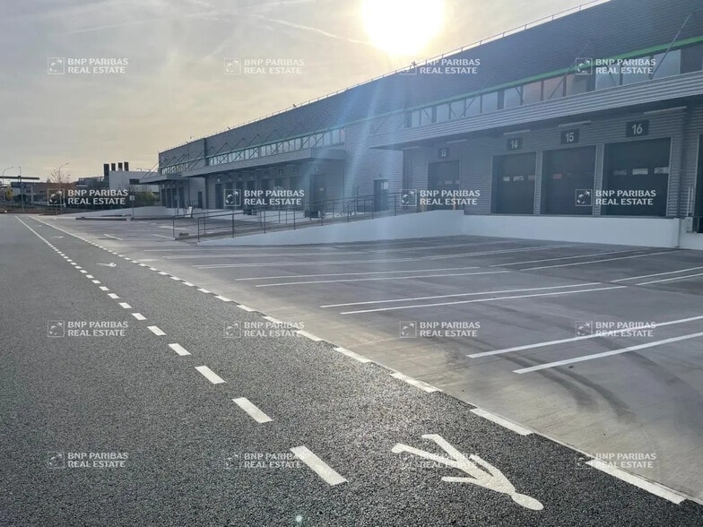 Rue Robert Brémond, Aulnay-sous-Bois for lease - Building Photo - Image 2 of 8