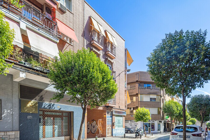 Calle de los Hermanos del Moral, 68, Madrid, Madrid for sale - Building Photo - Image 2 of 2