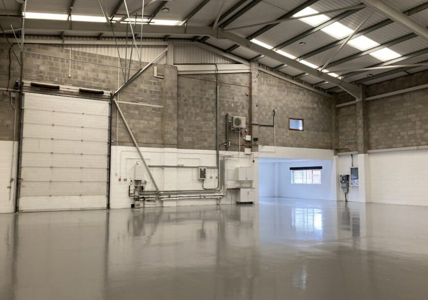 Dunbeath Ct, Swindon for lease - Interior Photo - Image 3 of 9