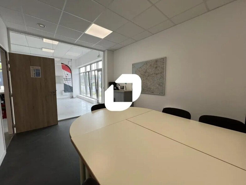 Retail in Lesquin for lease - Interior Photo - Image 2 of 13