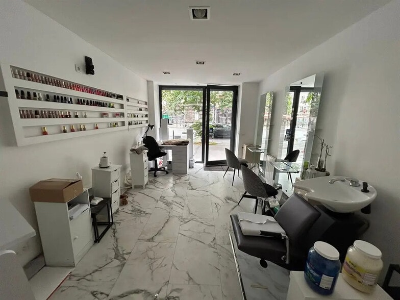 Retail in Paris for lease - Interior Photo - Image 2 of 6