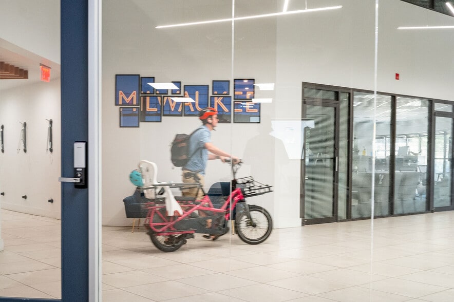 790 N Milwaukee St, Milwaukee, WI for lease - Building Photo - Image 2 of 15