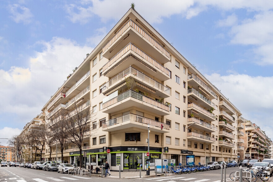 Retail in Nice for sale - Primary Photo - Image 1 of 4