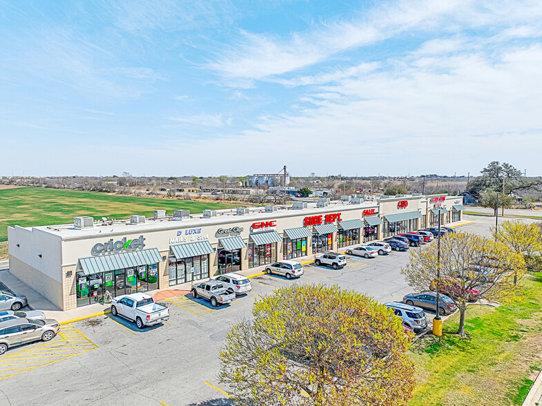 3250 E Main St, Uvalde, TX for sale - Building Photo - Image 3 of 11