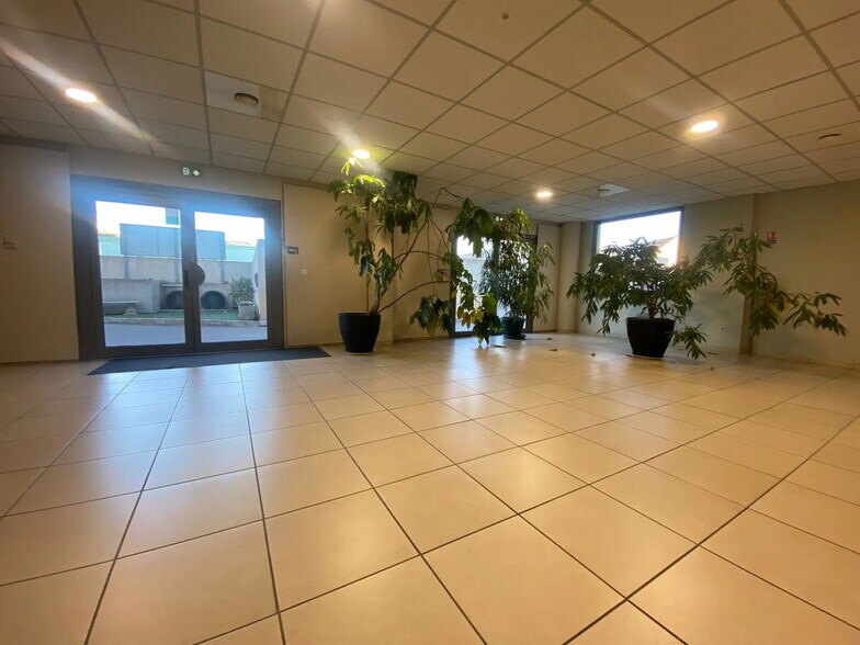 171 Chemin De La Madrague Ville, Marseille for sale - Lobby - Image 3 of 7