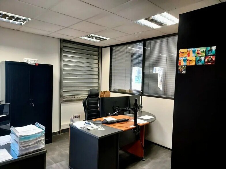 Flex in Vitrolles for lease - Interior Photo - Image 3 of 4