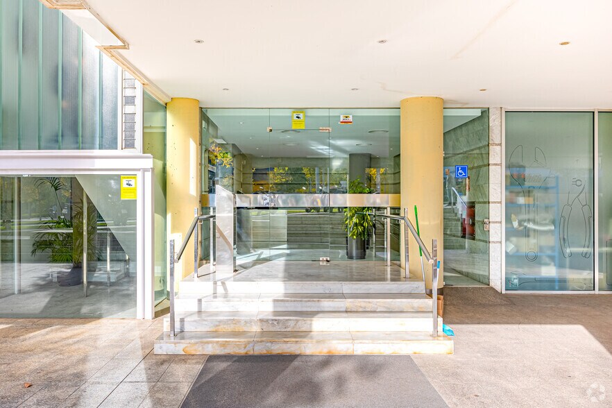 Office in Sant Just Desvern, Barcelona for lease - Building Photo - Image 3 of 3