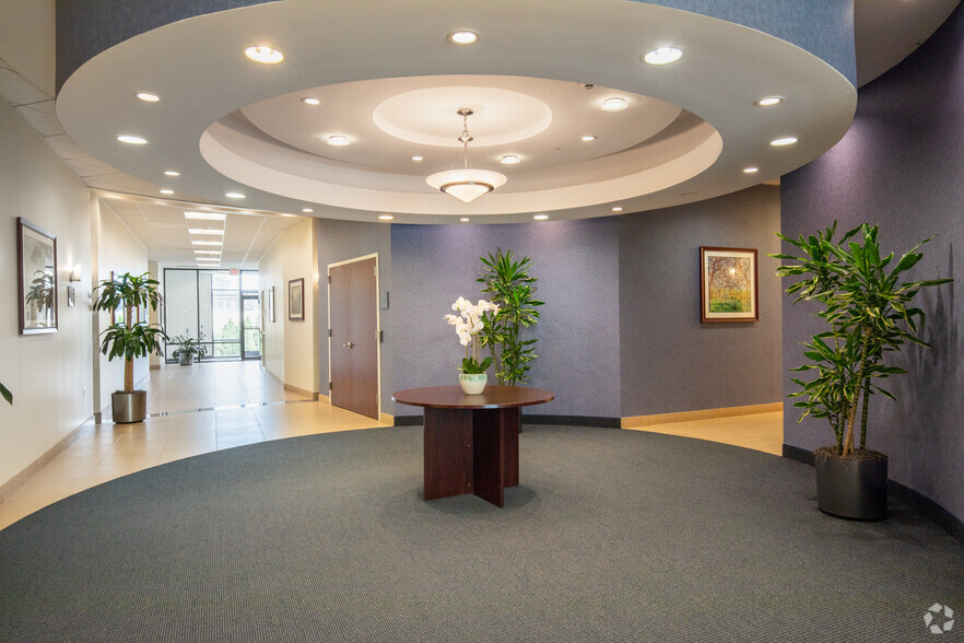 135 Engineers Rd, Hauppauge, NY for lease - Lobby - Image 2 of 15