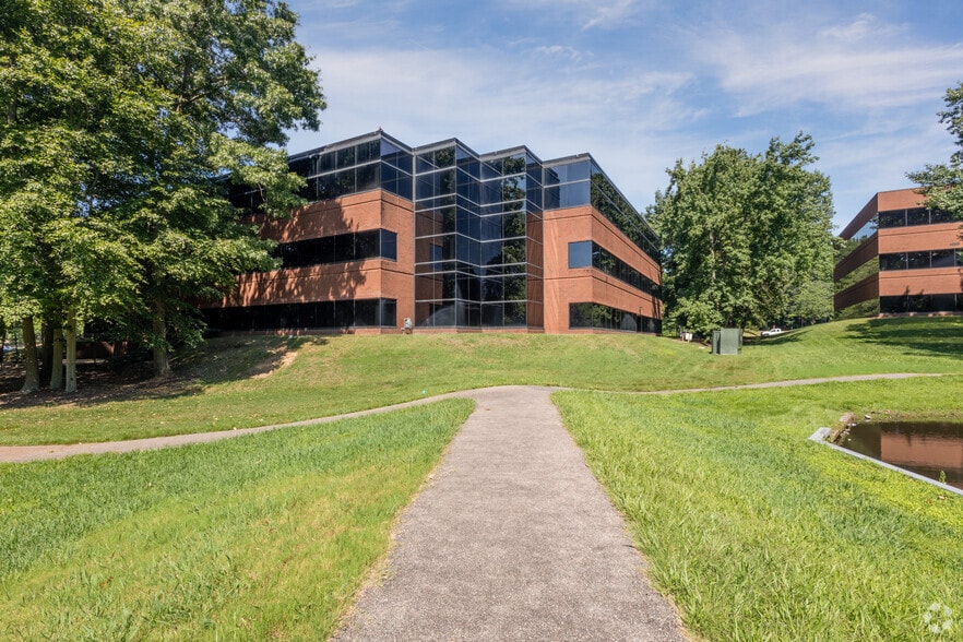 808 Moorefield Park Dr, Richmond, VA for lease - Primary Photo - Image 1 of 9