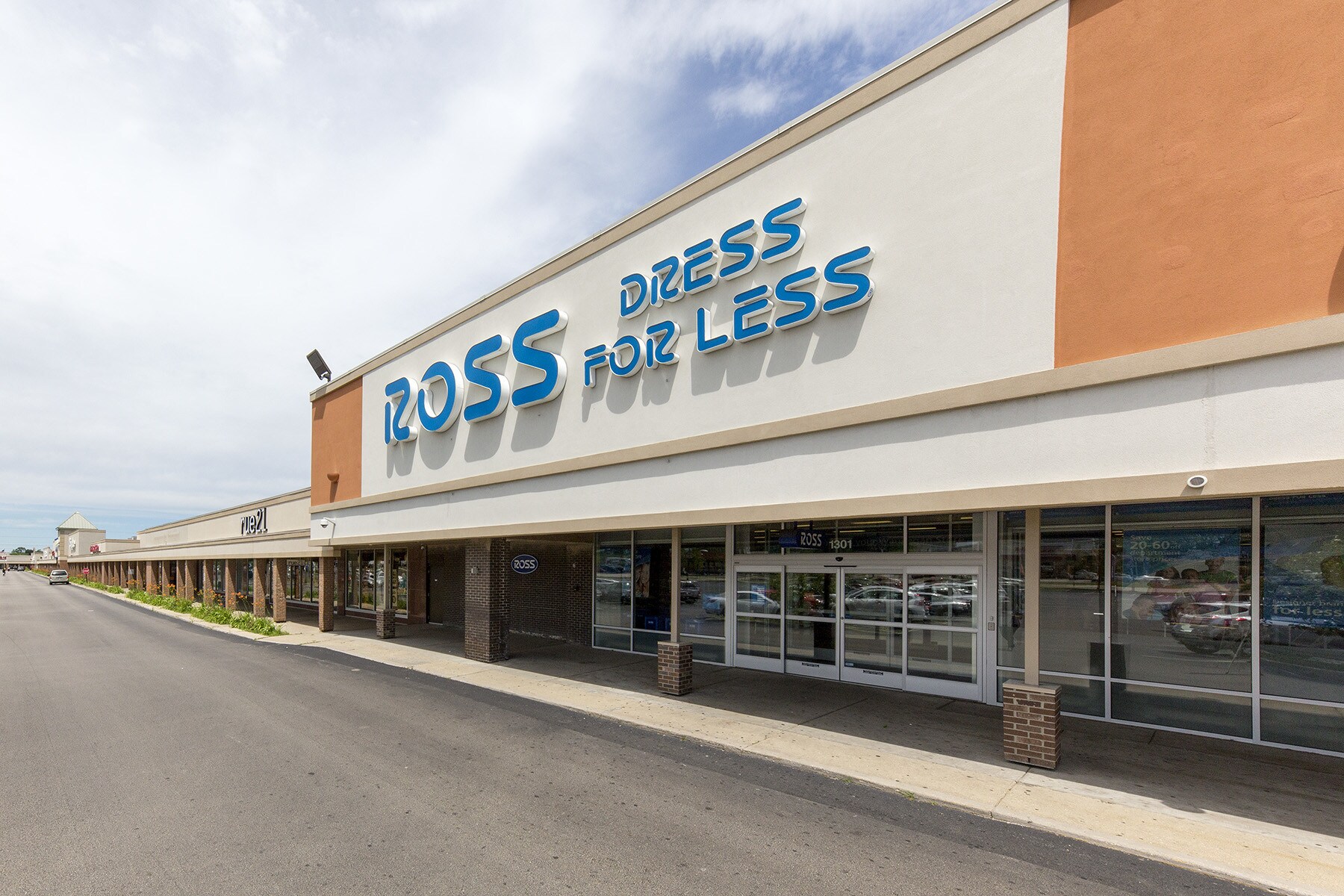 13011399 N Lewis Ave, Waukegan, IL 60085 Waukegan Plaza