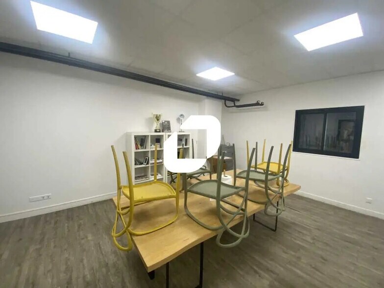 Flex in Osny for sale - Building Photo - Image 1 of 18