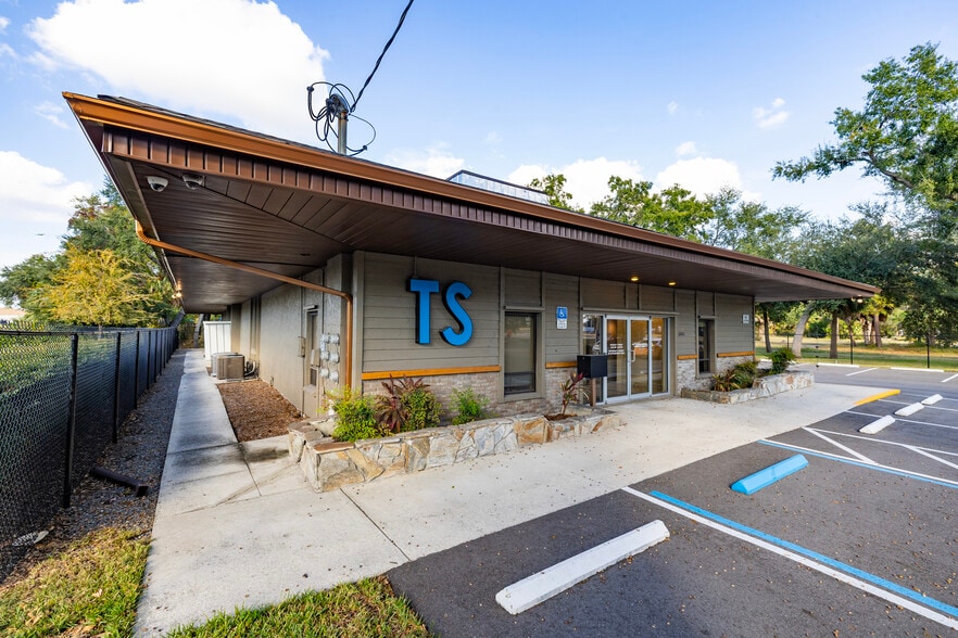 5001 Lemon St W, Tampa FL - Convenience Store