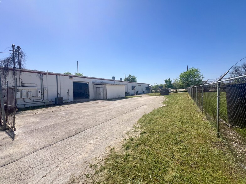 1111 Paulsun St, San Antonio, TX for lease - Building Photo - Image 3 of 7